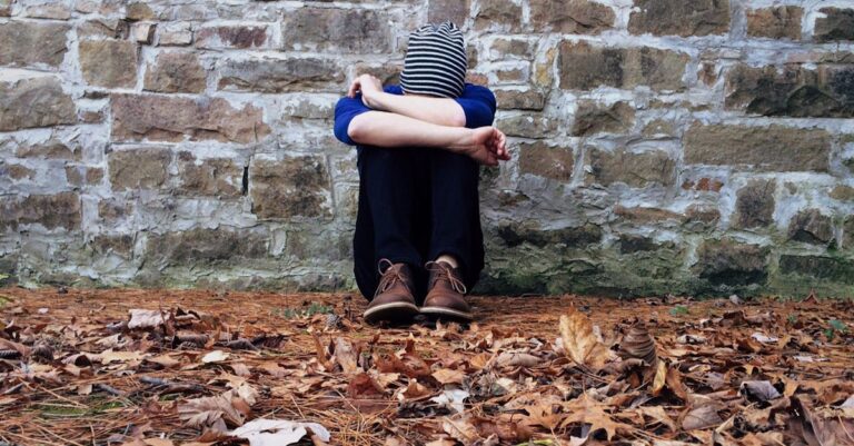 découvrez les causes, symptômes et traitements de la dépression. explorez des conseils pour mieux comprendre cette maladie mentale et retrouver le chemin du bien-être.