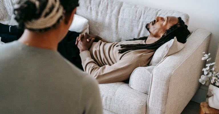 découvrez le monde fascinant de la psychanalyse, une approche thérapeutique qui explore les profondeurs de l'esprit humain. apprenez comment cette méthode, fondée par sigmund freud, vise à comprendre les comportements et les émotions en déchiffrant les rêves, les souvenirs et les désirs inconscients.