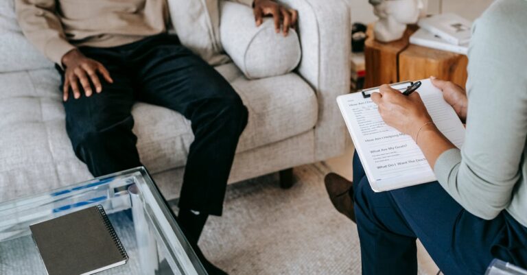 découvrez les principes fondamentaux de la psychanalyse, une approche thérapeutique qui explore l'inconscient pour mieux comprendre nos pensées et comportements. plongez dans l'univers des rêves, des émotions refoulées et des relations interpersonnelles au travers des écrits des grands penseurs.