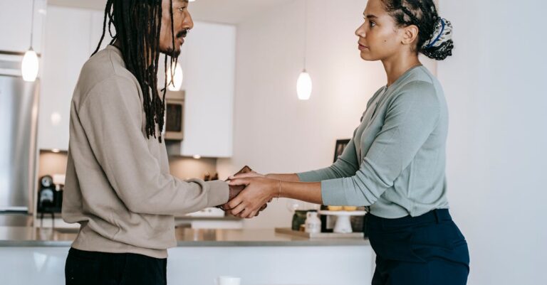 découvrez les principes fondamentaux de la psychanalyse, une méthode thérapeutique explorant l'inconscient pour mieux comprendre les comportements humains et les émotions. plongez dans le monde fascinant de la pensée freudienne et ses applications contemporaines.